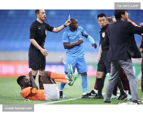 针对球迷向场内投掷杂物的行为，多支球队主场加强安保并加重处罚